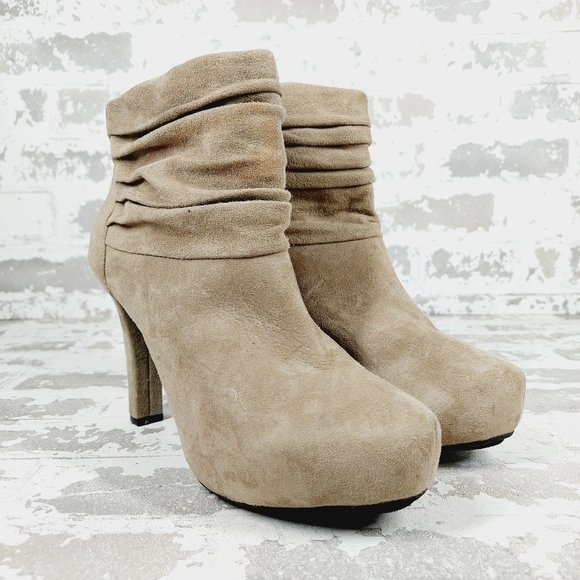 Me Too Lloyd Taupe Tan Pleated Leather Slip On Back Zip Heeled Ankle Boots V273 - Picture 4 of 13